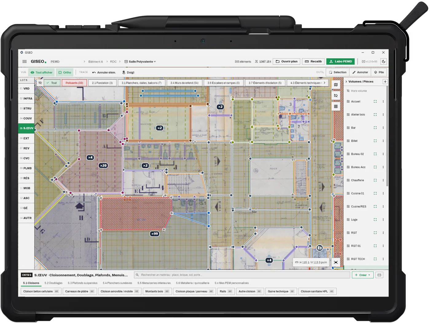 GISEO sur une tablette durcie, avec son stylet : un plan de rez-de-chaussée relevé, chaque élément coloré par sa matière, les lots de la nomenclature à gauche et la liste des pièces à droite.